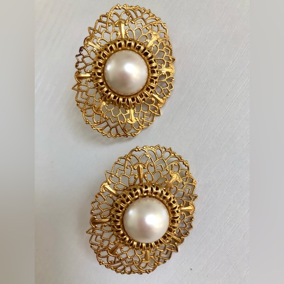 Neiman Marcus VTG 90s Mother of pearl Pierced statement earring lightweight - Picture 15 of 16